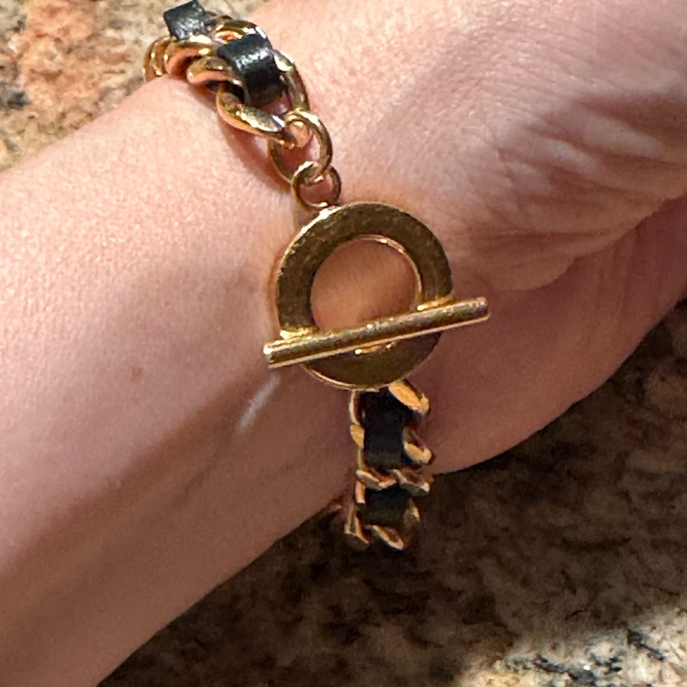 Bracelet with black leather and T-clasp!
